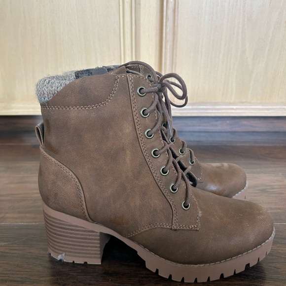 Womens Brown heeled booties - Picture 2 of 3